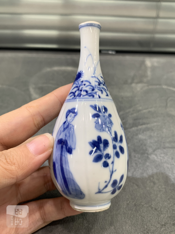 清康熙青花四美图瓜棱小胆瓶 - 图4